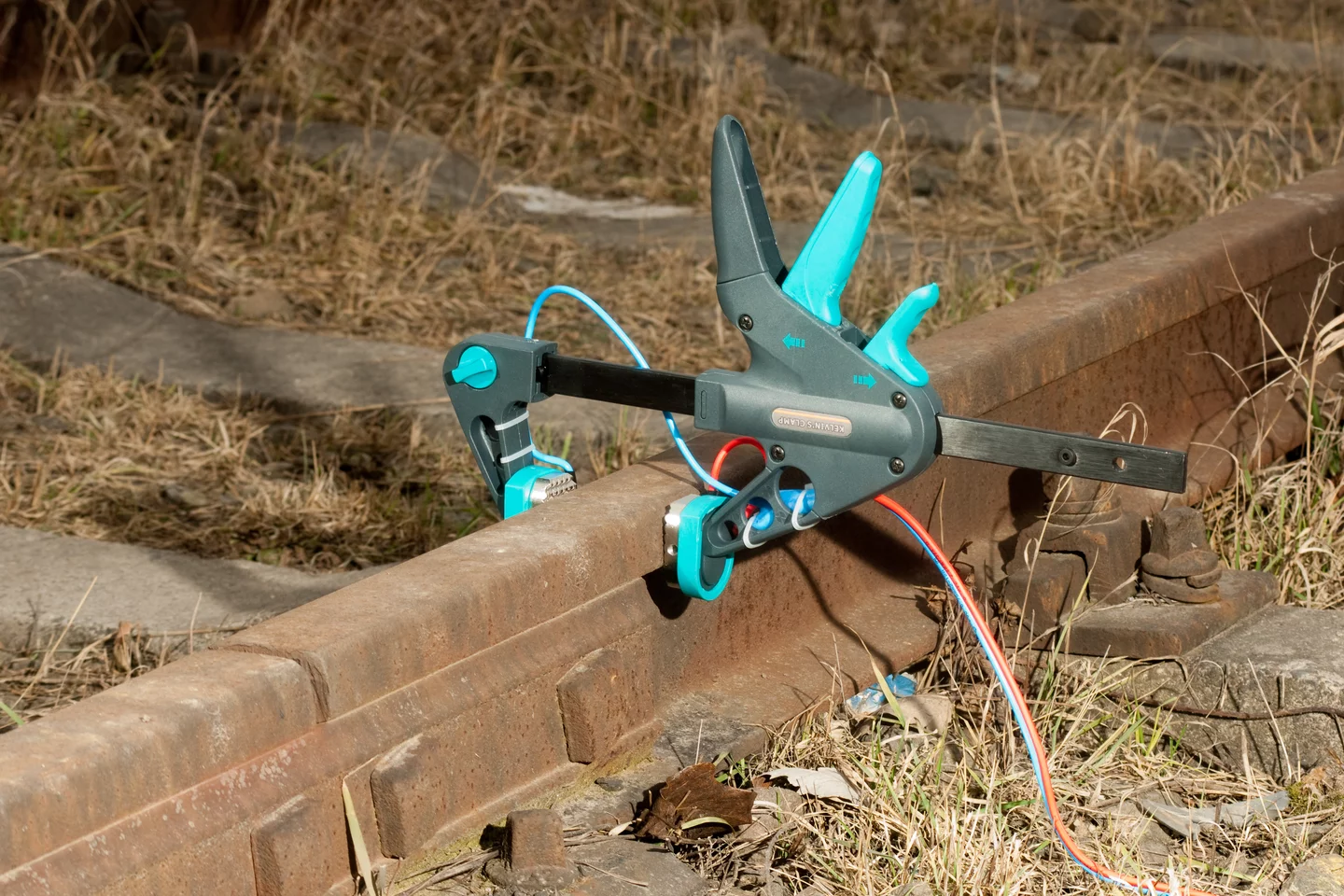 Kelvin vice with cables-1-thumbnail