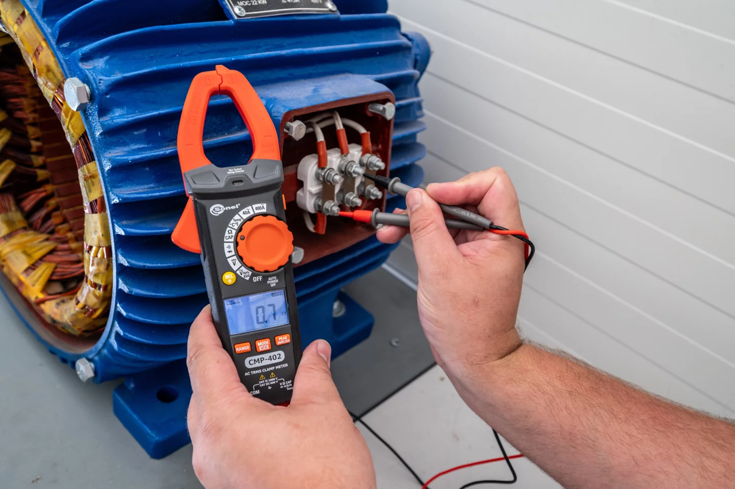 Digital clamp meter CMP-402-2-thumbnail