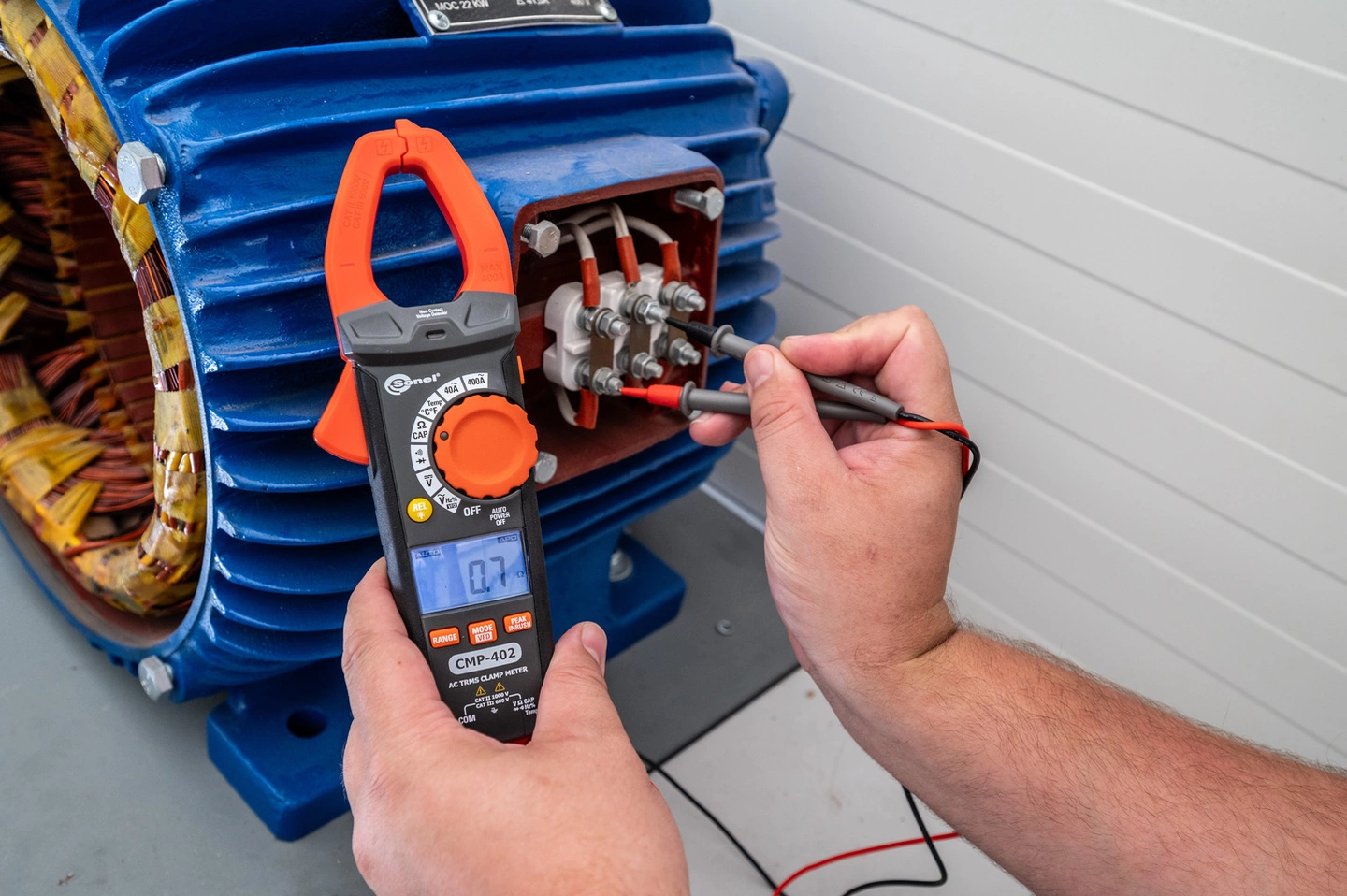 Digital clamp meter CMP-402-2-thumbnail