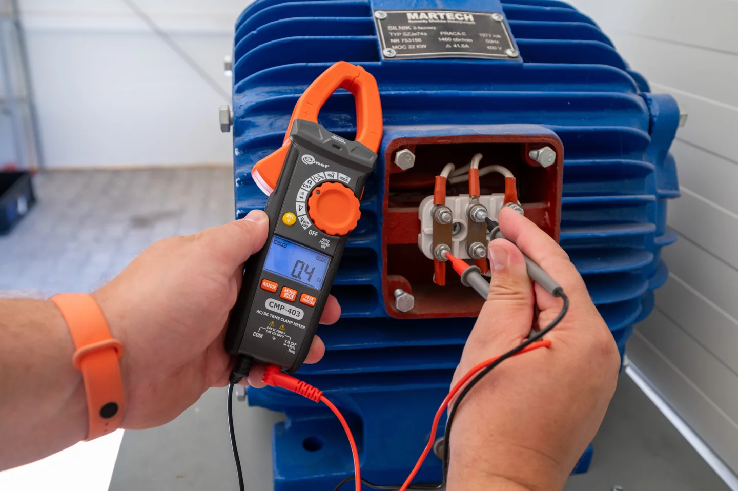 Digital clamp meter CMP-403-2-thumbnail