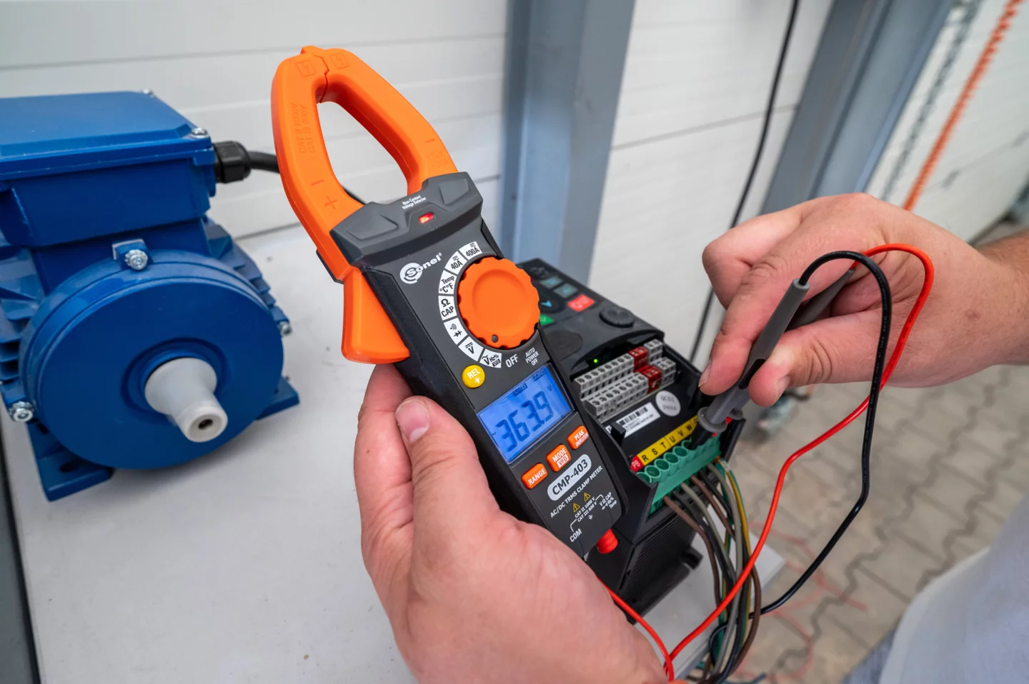 Digital clamp meter CMP-403-3-thumbnail
