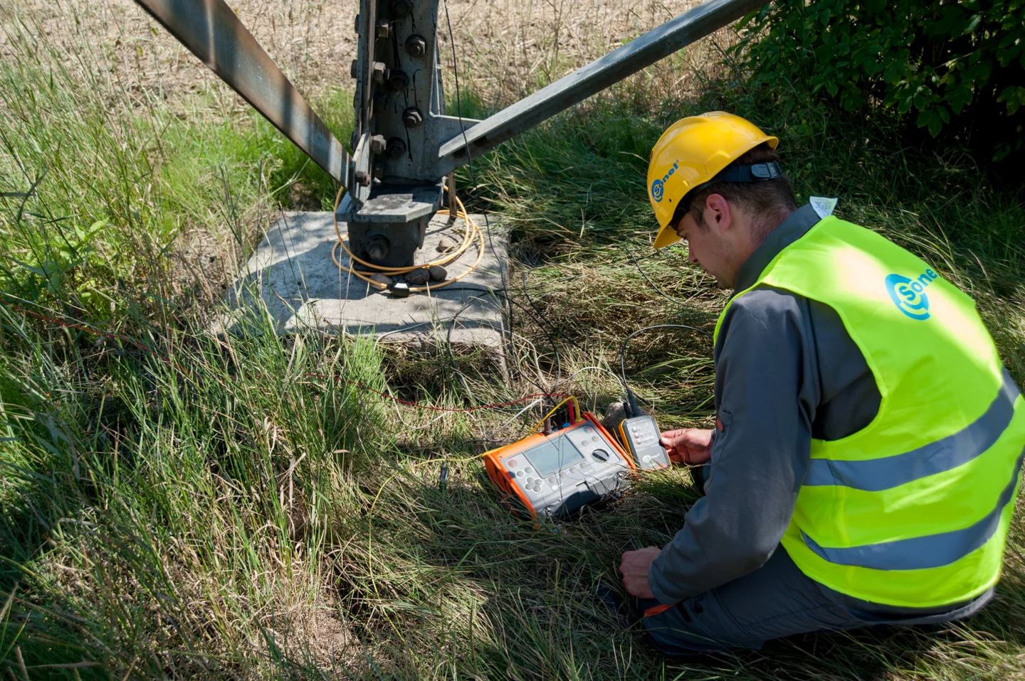 Earthing resistance and soil resistivity meter with hard carrying case and clamps MRU-200 XL3C3N1-3